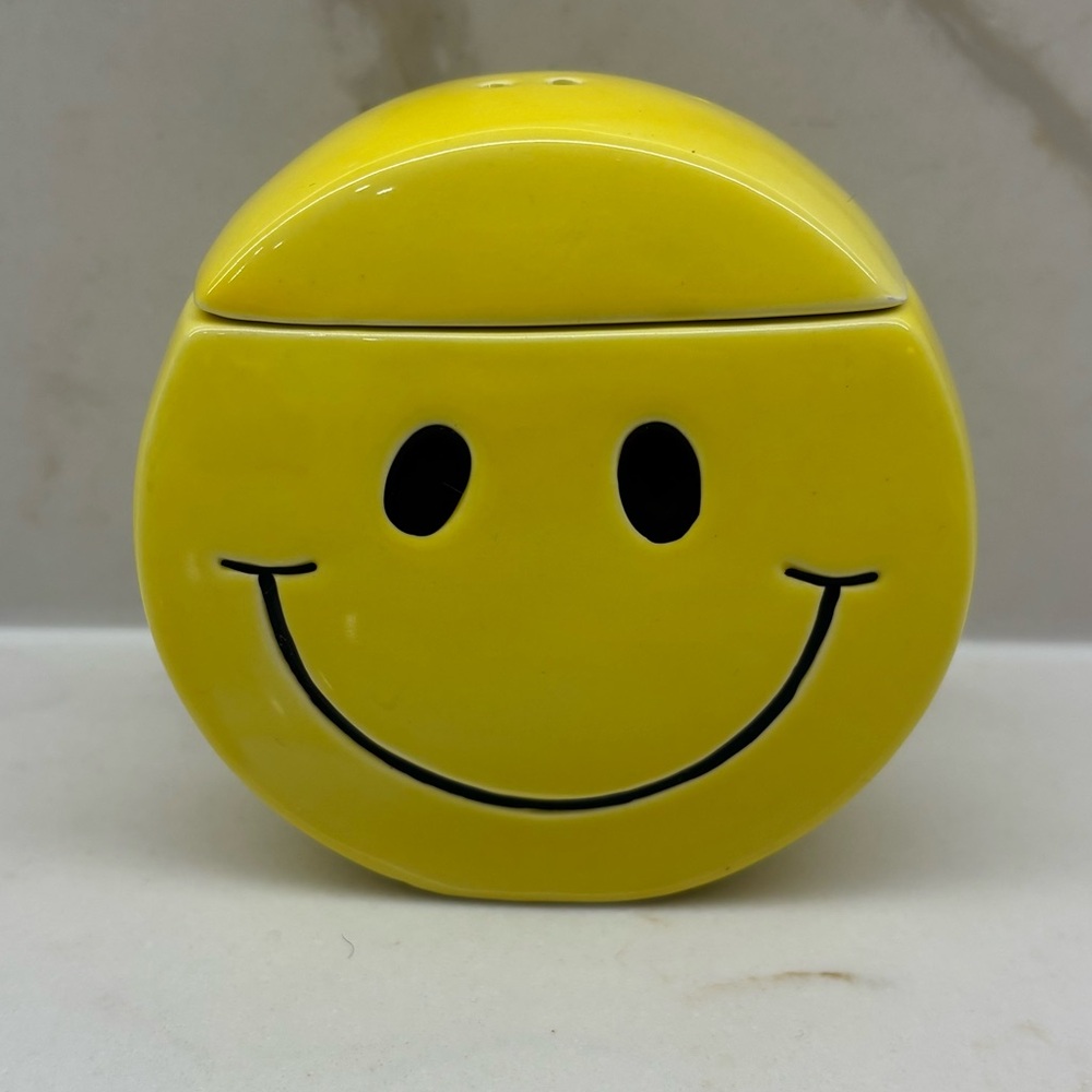 Rare Vintage Enesco Yellow Smiley Face Ceramic Salt and Pepper Shakers 1999